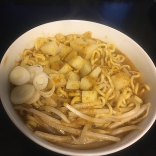 じゃがいも、もやしのカレーラーメン、焼きそばの麺で